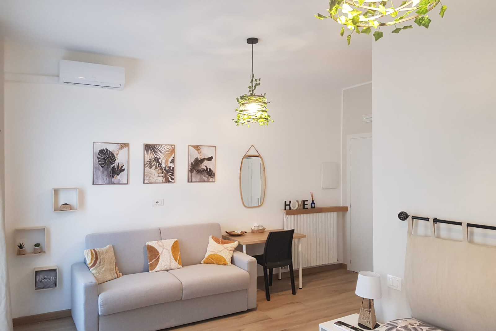 Una sala accogliente, con divano e letto nella struttura La Finestra Blu a Civitanova, Marche, Italia